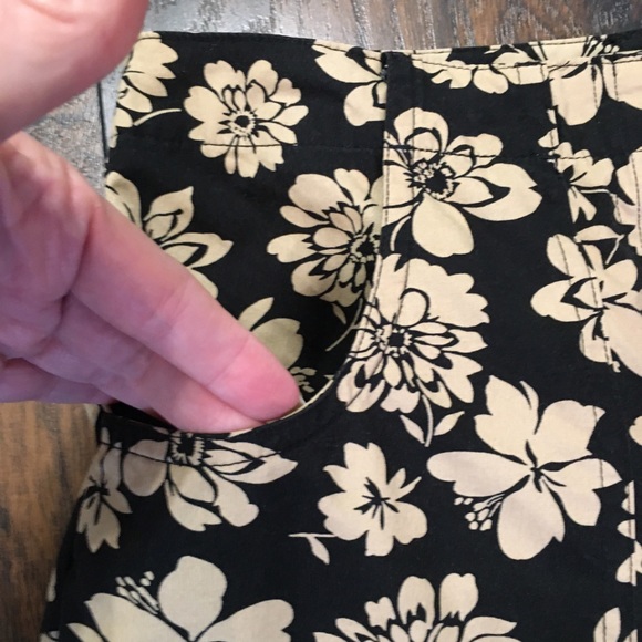 Casual Corner Black and Tan floral capris; Sz 2P - Picture 8 of 9